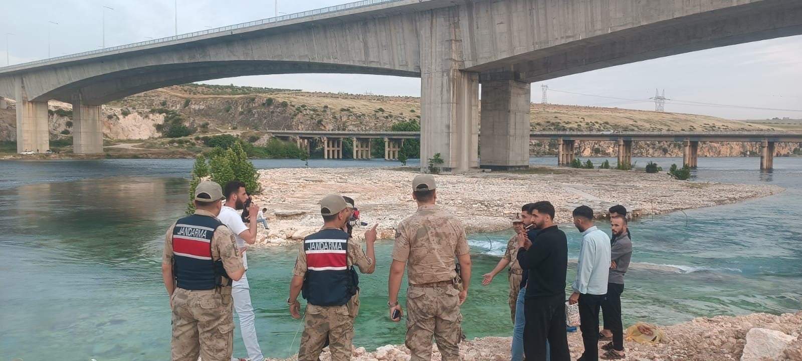 Piknik yapan 8 kişi sular yükselince mahsur kaldı
