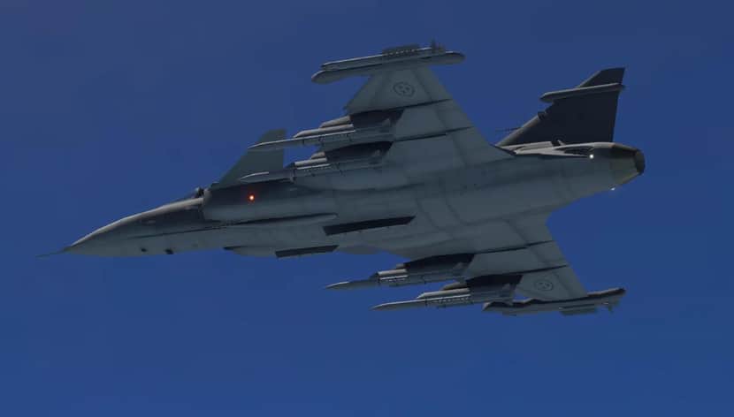 Pilot son anda kendini fırlattı: Macaristan'da savaş uçağı düştü