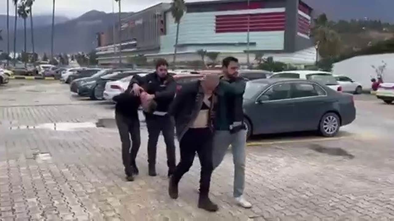 Polise kafa atan maganda tutuklandı