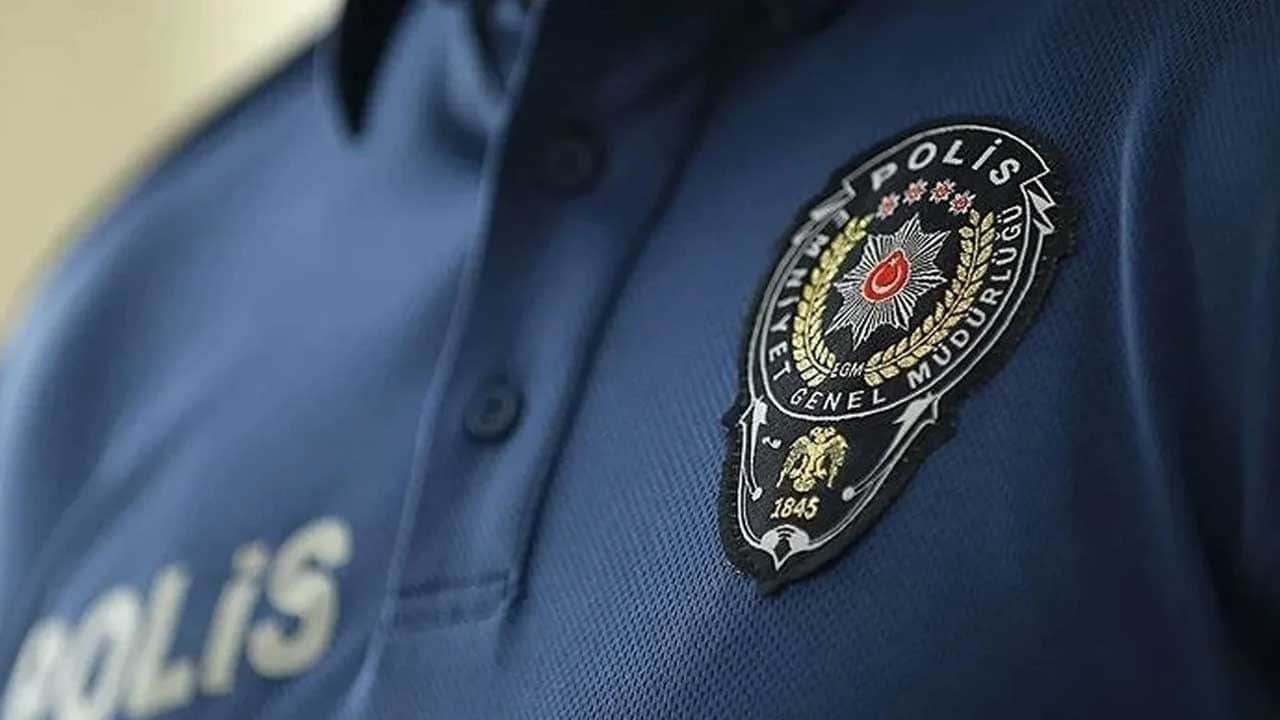 Polisin aracından çıkanlar 'pes' dedirtti! Hemen görevden uzaklaştırıldı