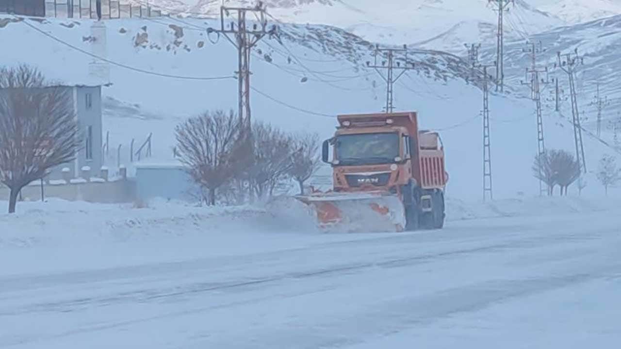 Rahmet bol bol yağıyor! 594 yerleşim yolu kapandı