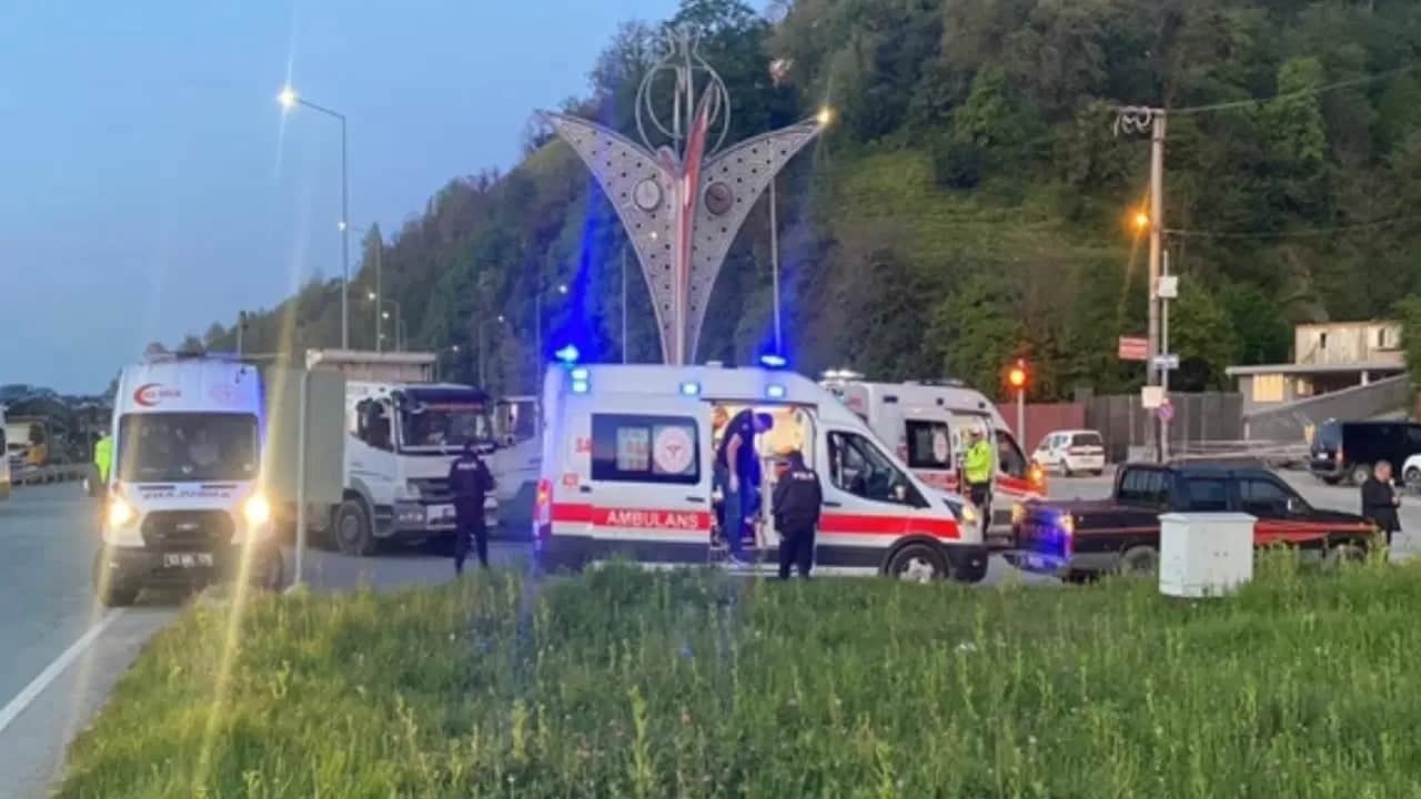Rize’de otomobil kamyona çarptı; 1’i bebek, 6 yaralı