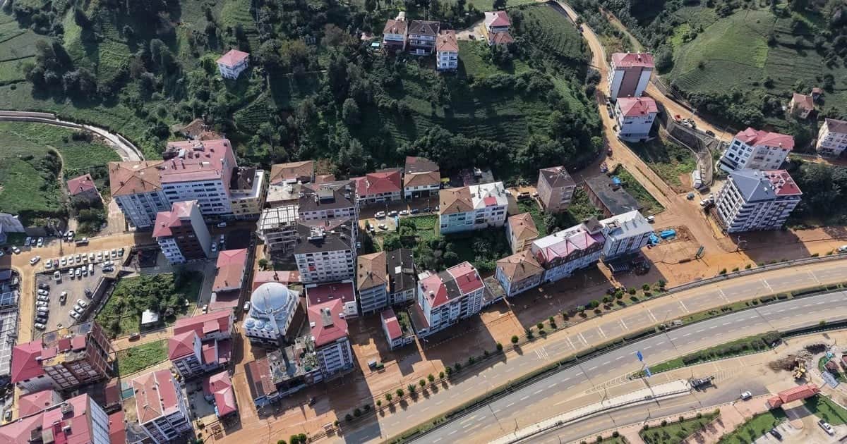 Rize'de sular çekildi, 351 personel ve 174 araçla yol açma ve temizlik başladı