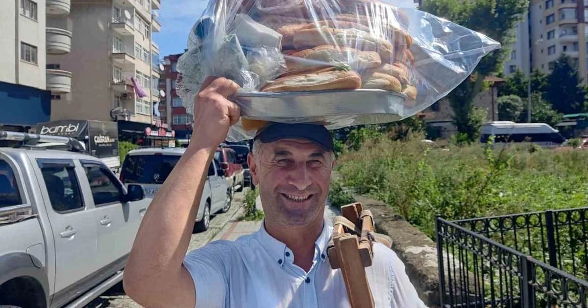 Rize'nin 'Sandviççi ağabeyi' Cemil Baltacı 34 yıldır tepsiyle sandviç satıyor