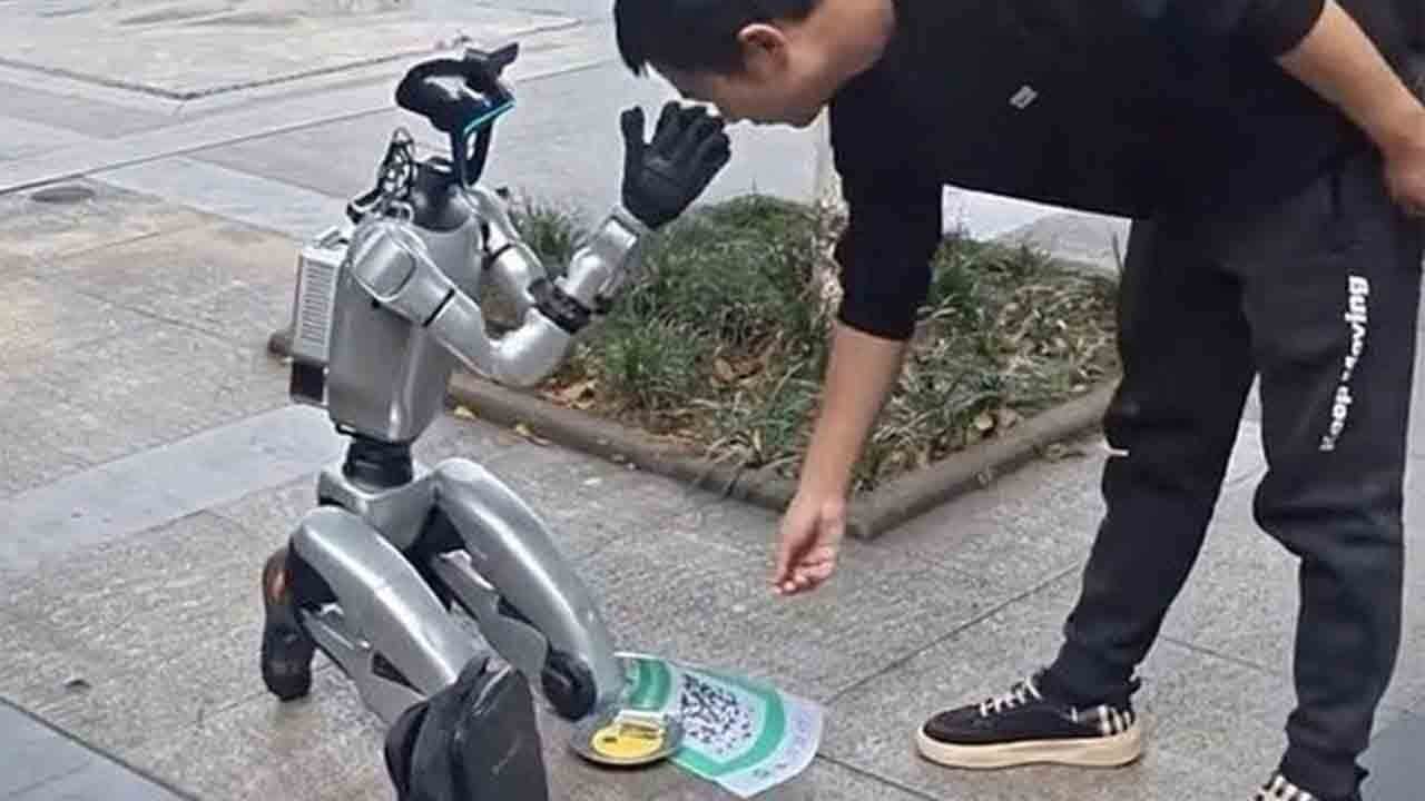 Robot bile düşmüş sokaklara: Çorba parası kovalıyor