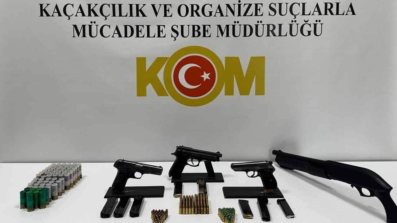 Ruhsatsız silah operasyonunda ele geçirilenlere bakın