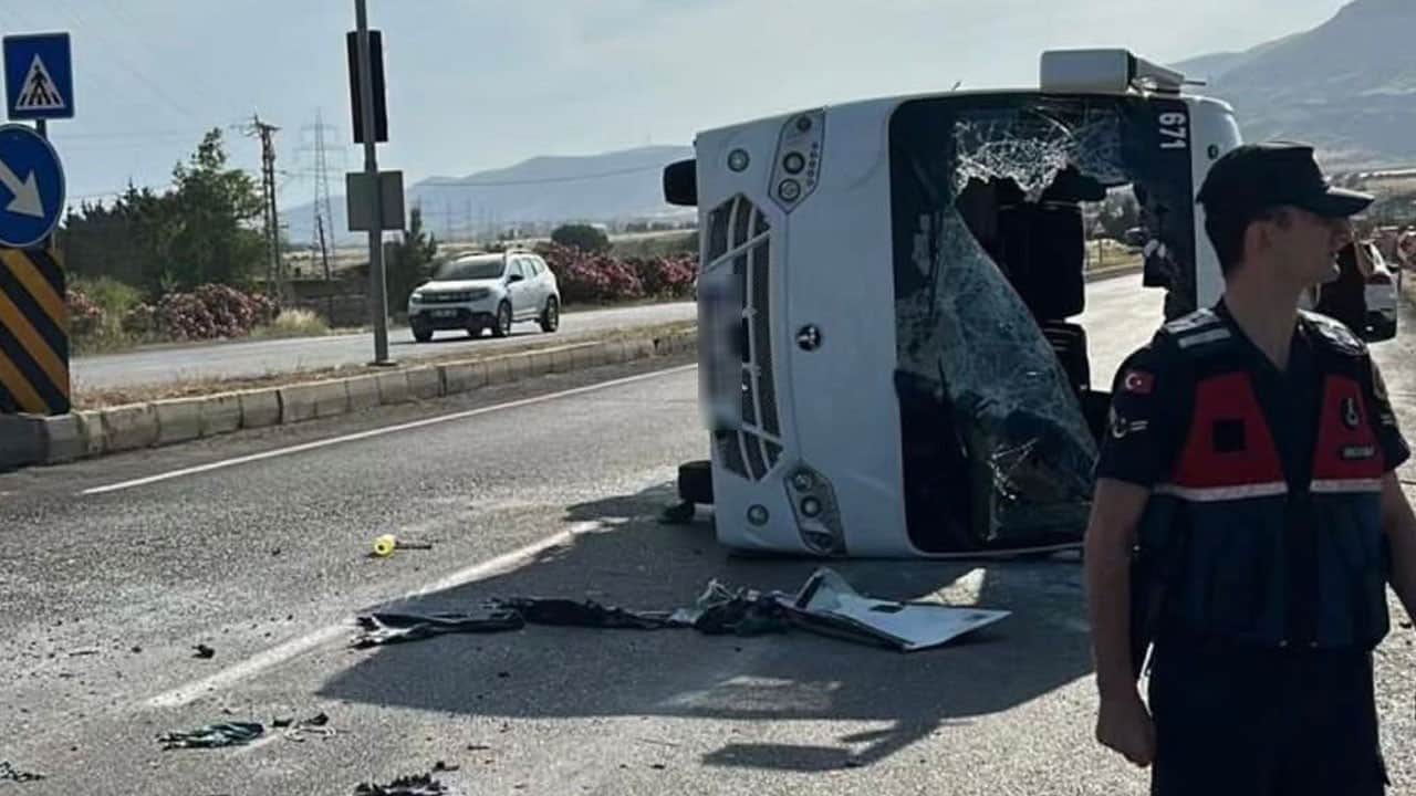 Rus öğrenciler yaralandı! Öğrenci servisi devrildi