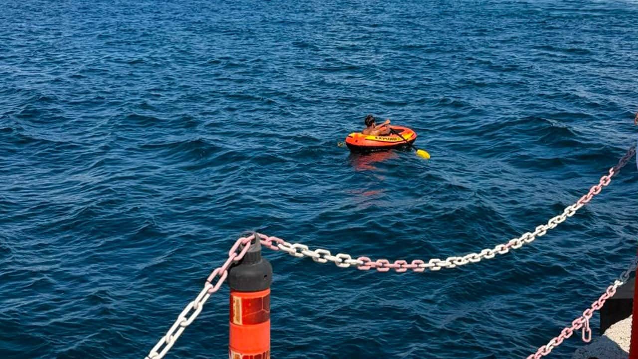 Rüzgar açığa sürükledi! Genç botta mahsur kaldı