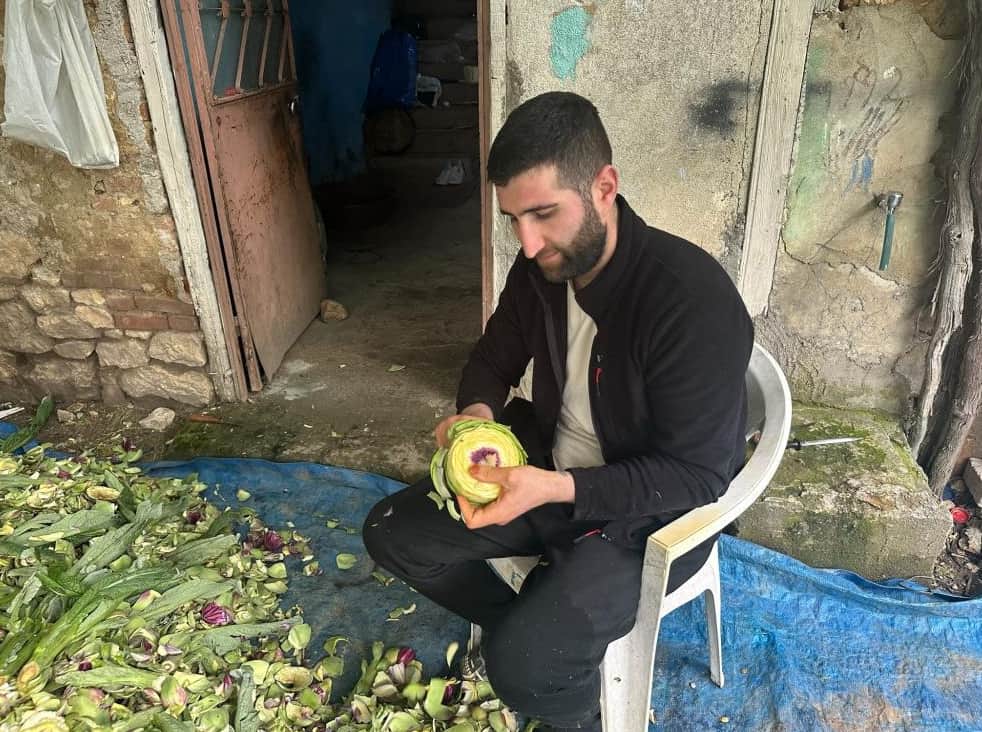 Sadece soyuyor! Aylık maaşı dudak uçuklattı