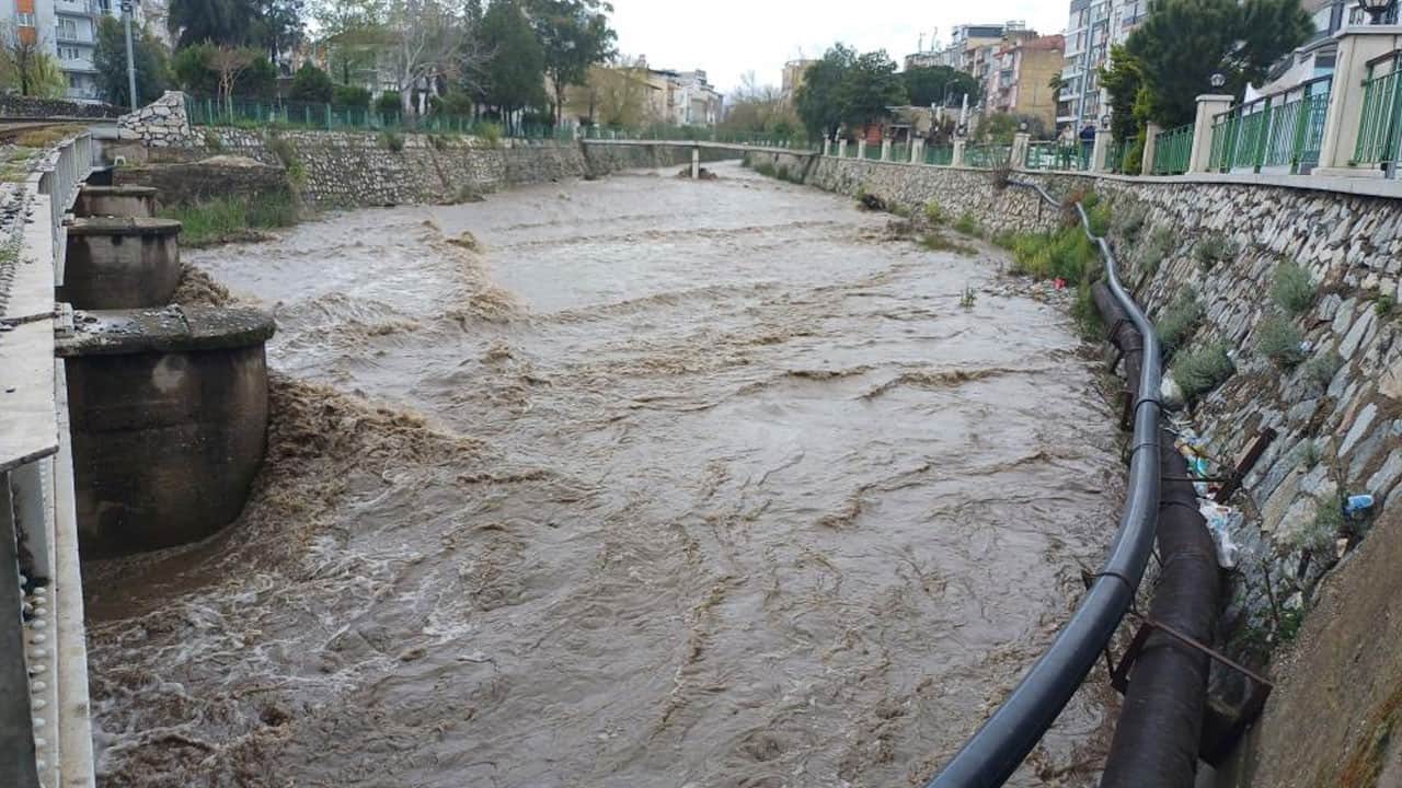 Sağanak sonrası Tabakhane Deresi coştu