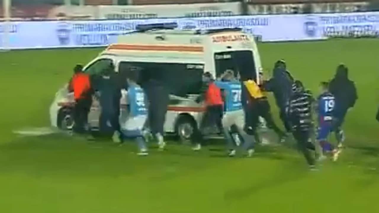 Sahaya giren ambulansı futbolcular itti!