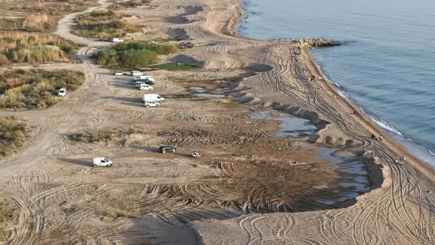 Sahilleri kum ocağına çeviren hırsızlar yakalandı: Çalınan 50 kamyon kum sahile geri döküldü