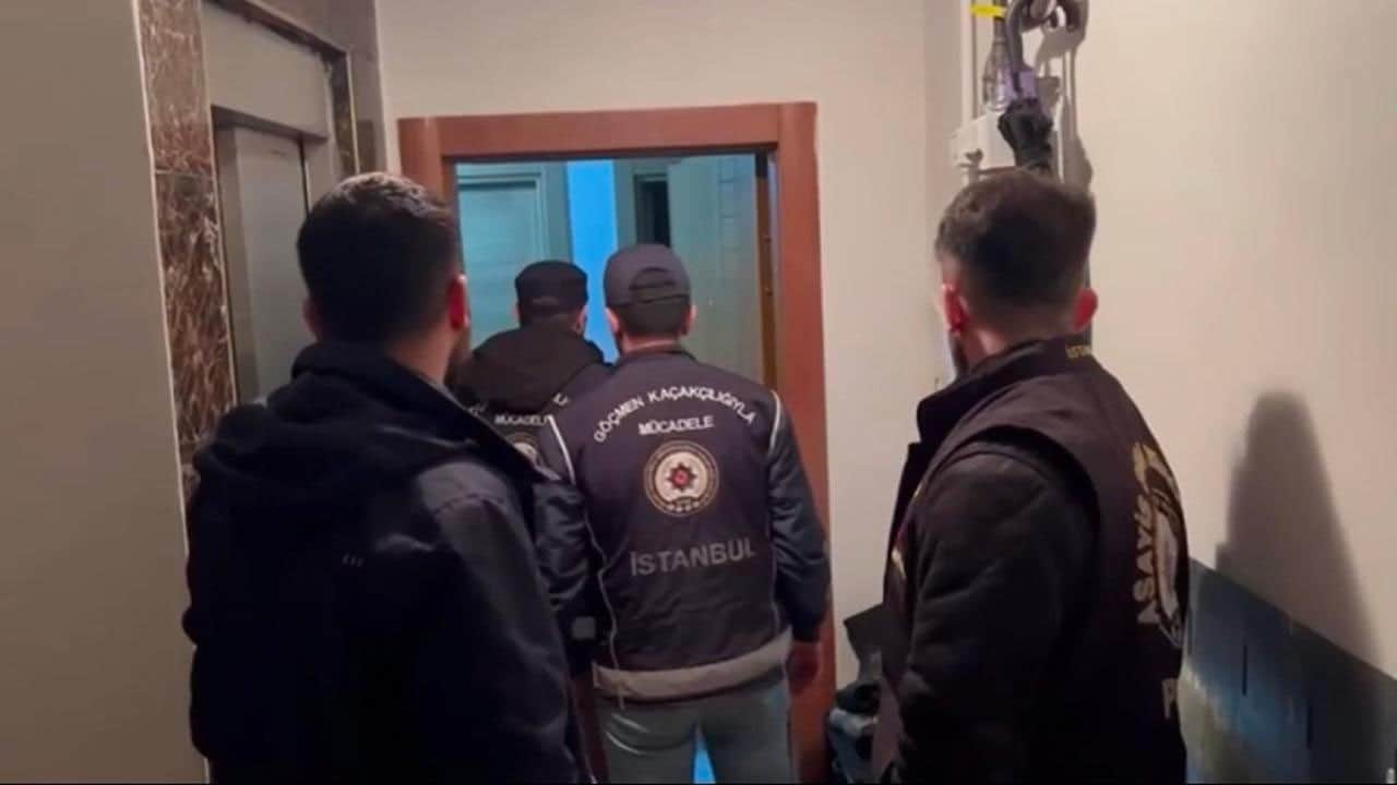 ‘Sahta ikamet izni’ çetesine suçüstü