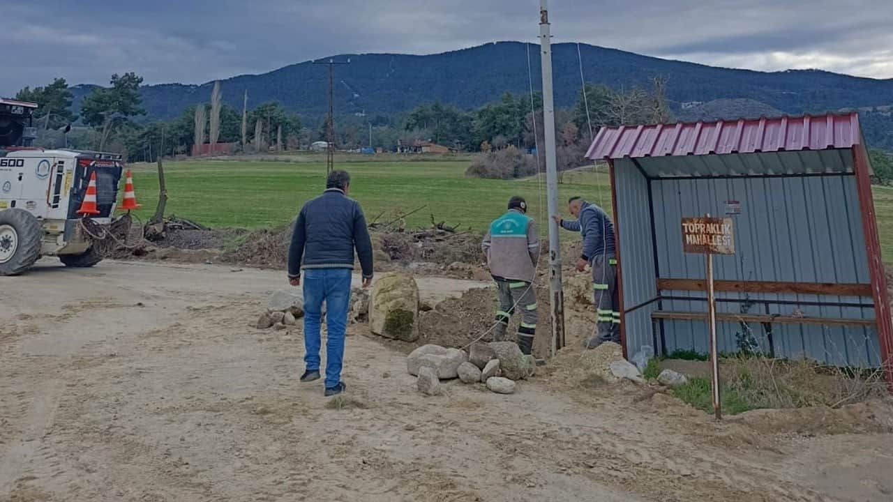 Şaka değil gerçek! Bayrak direğinin ipi çalındı