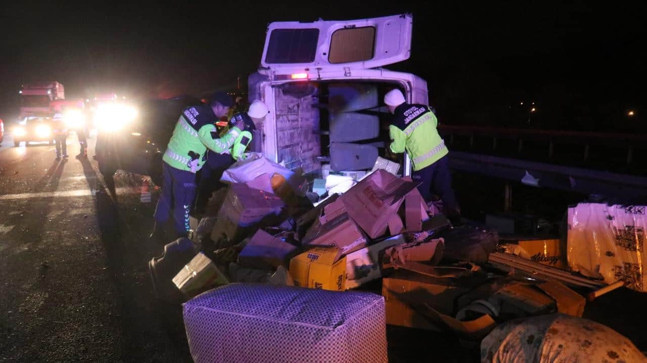 Sakarya'da otomobil ile minibüs çarpıştı: 1 ölü