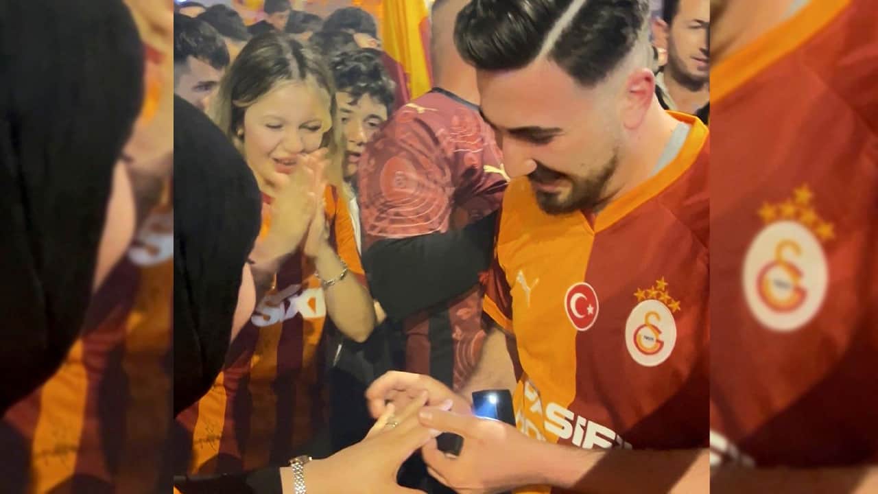 Şampiyonluk kutlamalarında evlilik teklifi yaptı!