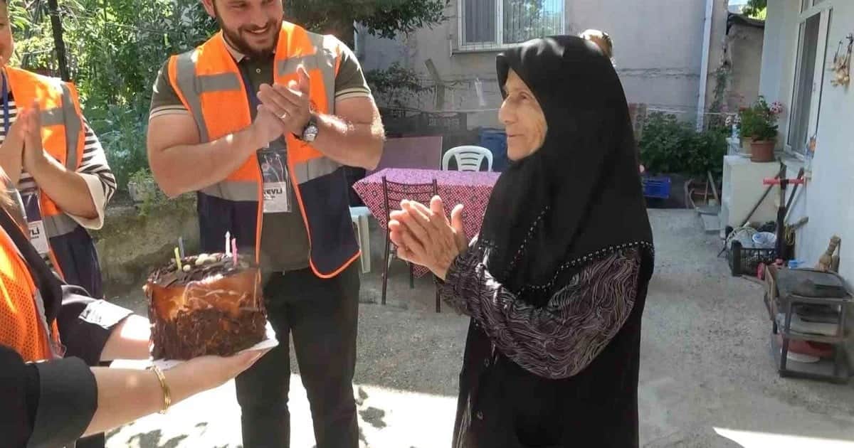 Samsun'da 85 yaşındaki Emine Kurt'a doğum günü sürprizi: Pastayı gördüm şoke oldum