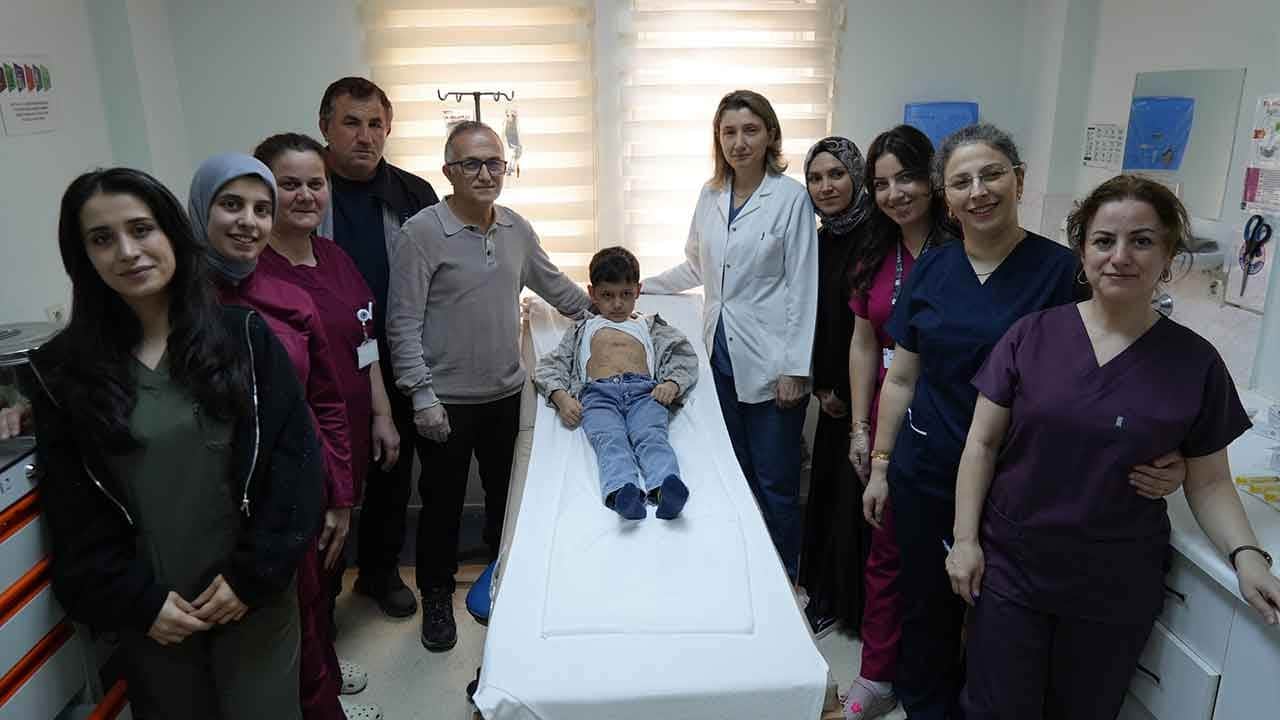 Samsun'da tıp dünyasını hayran bırakan başarı! 50 binde bir görülen hastalıkla savaşan 7 yaşındaki Kadir, kapalı ameliyatla hayata tutundu!