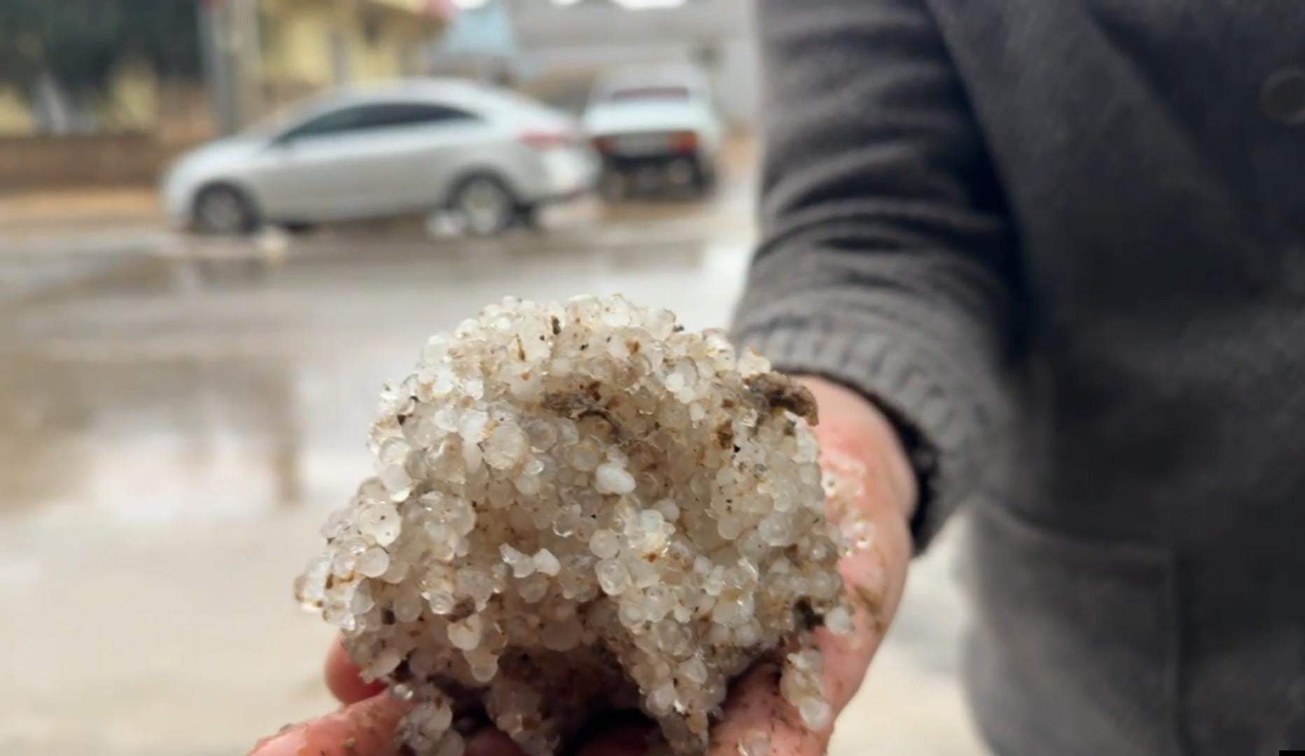Şanlıurfa'da dolu yağışı hayatı olumsuz etkiledi