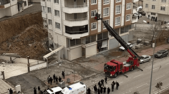 Şanlıurfa'da istinat duvarı çöktü