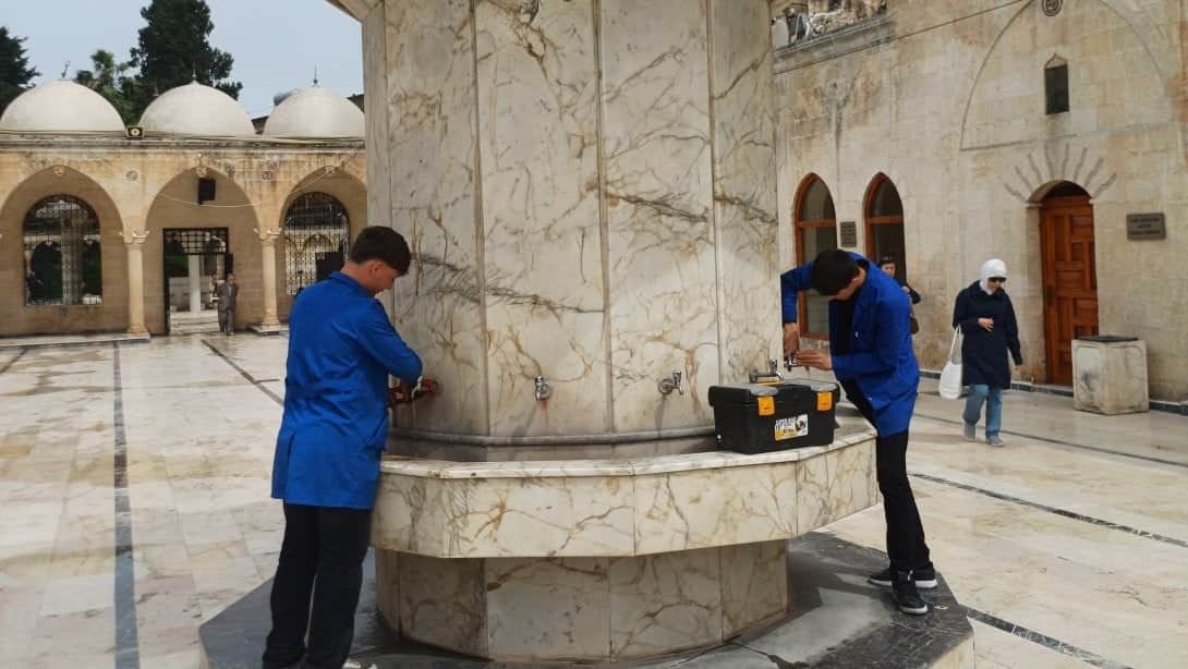 Şanlıurfa'da meslek lisesi öğrencileri camide bakım ve onarım yaptı