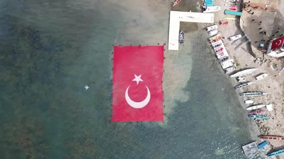 Sapanca Gölü’nde yürekleri kabartan görüntü! 600 metrekarelik Türk bayrağı dalgalandı
