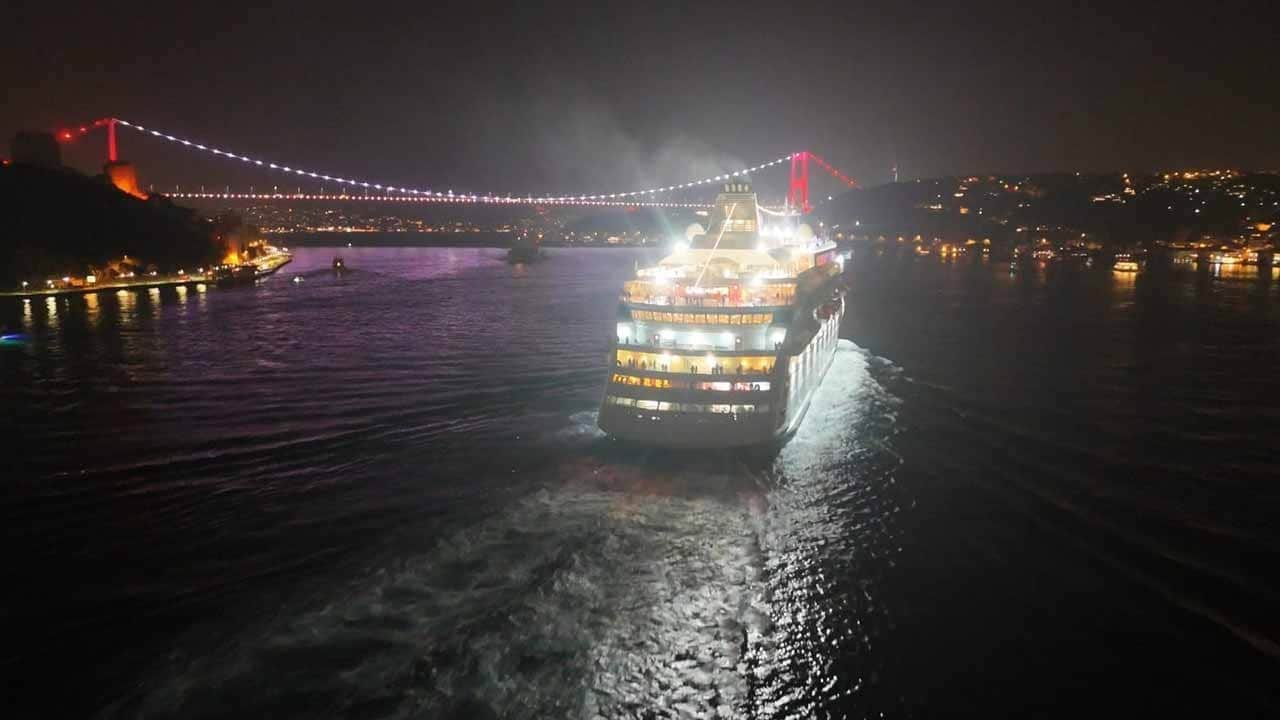 Sarayburnu’nda geri dönüş! Rus kruvaziyer Astoria Grande Karadeniz’e açıldı