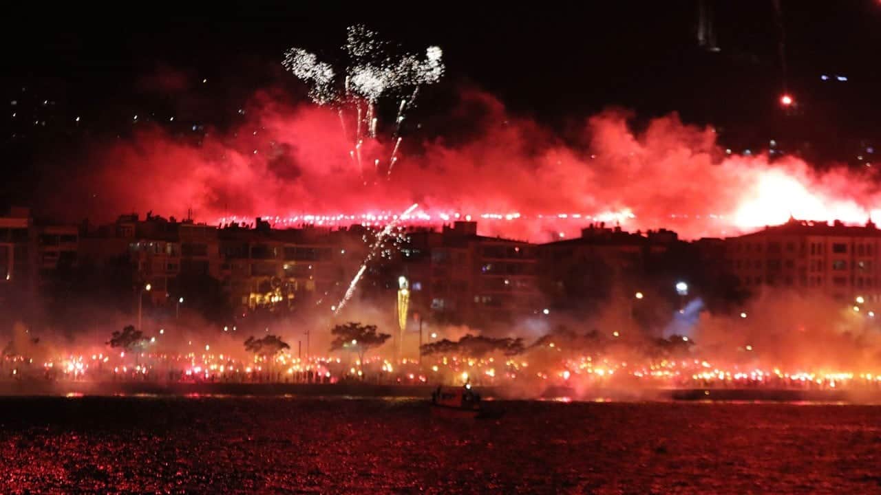 Sarı-kırmızılı taraftarlar sahili meşalelerle aydınlattı! Göztepe 101 yaşında