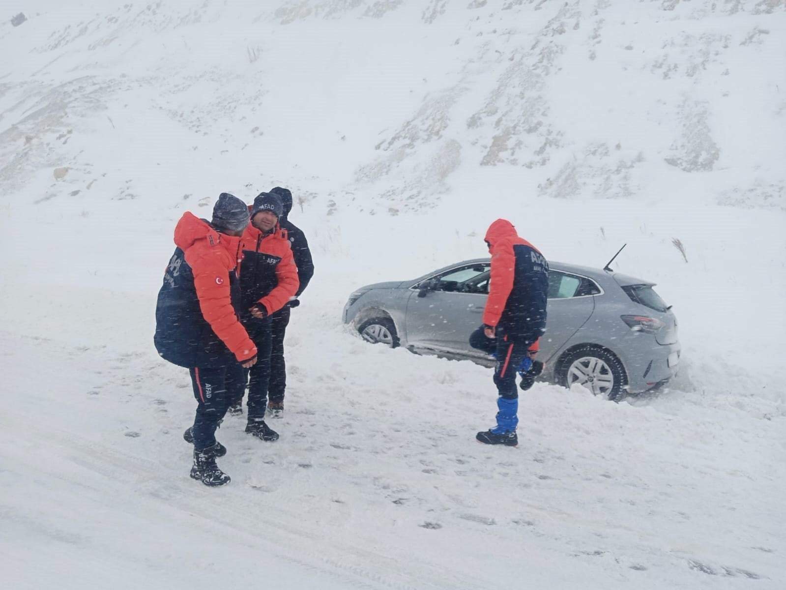 Sarız’da kar nedeniyle mahsur kalan araçlara AFAD müdahale etti