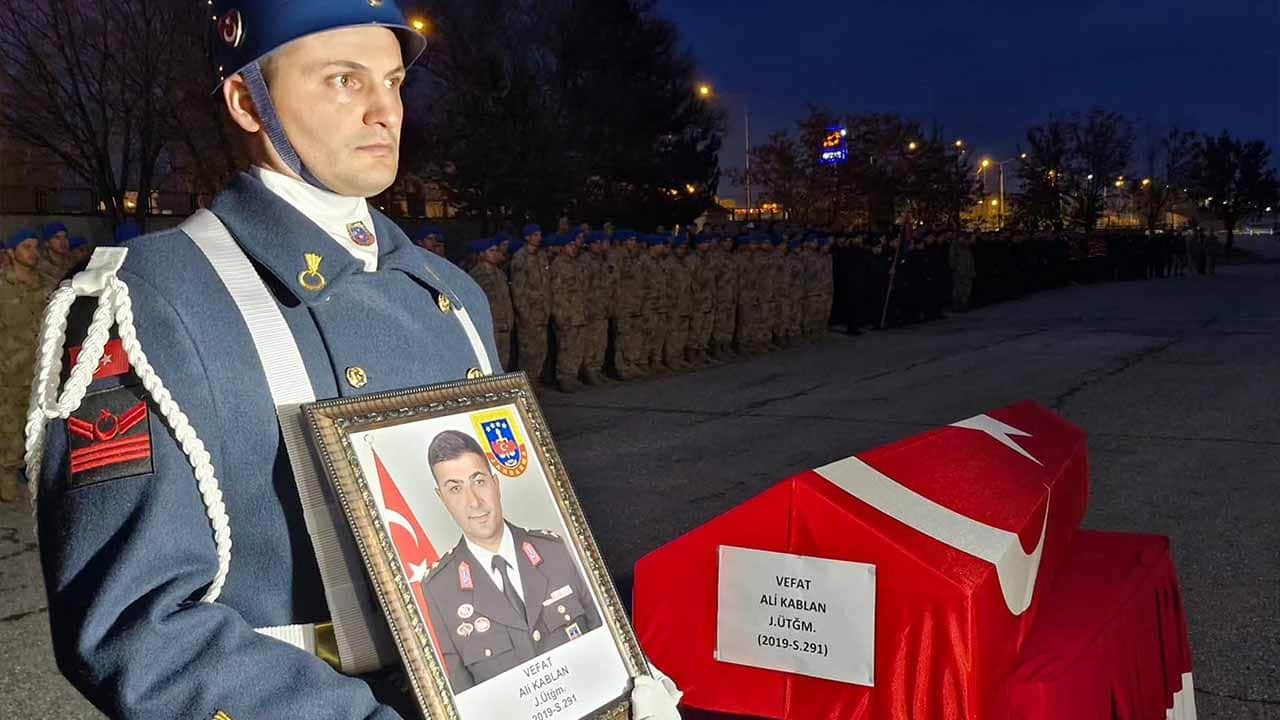 Şehit ateşi bu kez kaza ile geldi! Jandarma komutanı makamında can verdi!