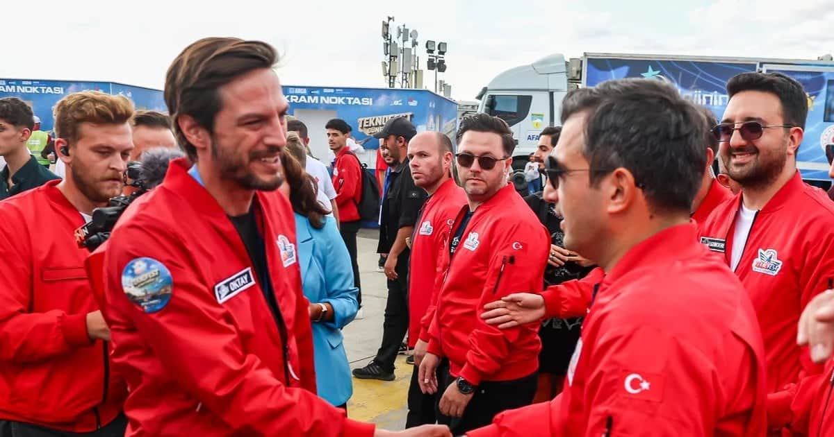 Selçuk Bayraktar, TEKNOFEST Güneydoğu'da Demirören Medya standını ziyaret etti