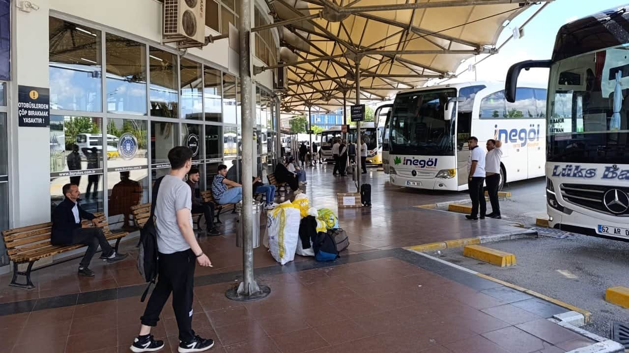 Serveti bankta unuttu! Terminalde unutulan çantadan yarım kilo altın çıktı!