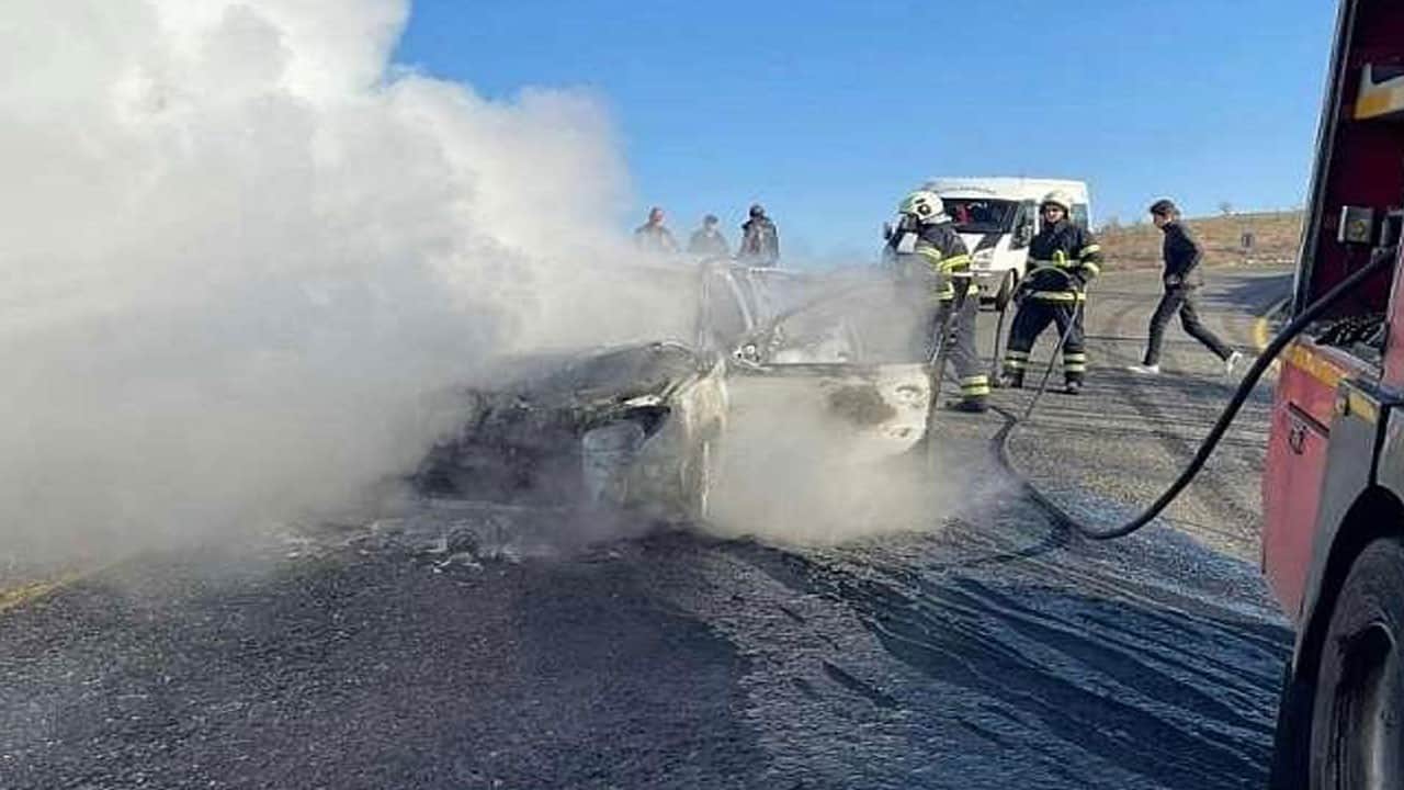 Seyir halindeki otomobil alev alev yandı!