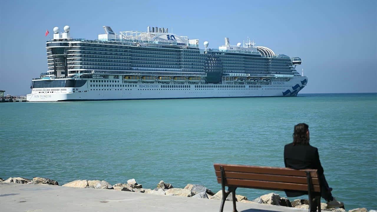 Sezonun ilk seferini yaptı Dev kruvaziyer Kuşadası'na 4 bin turist getirdi