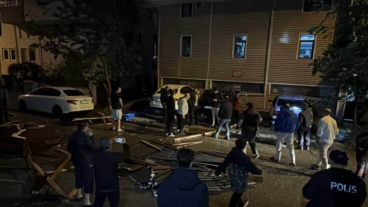 Şiddetli rüzgar çatıyı uçurdu