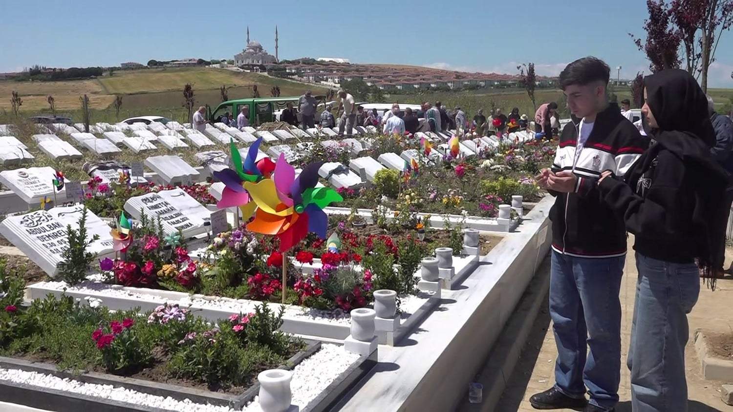 Sigara vermediği için 17 yerinden bıçaklanmıştı! Katledilen Abdulbaki'ye mezarı başında hüzünlü doğum günü