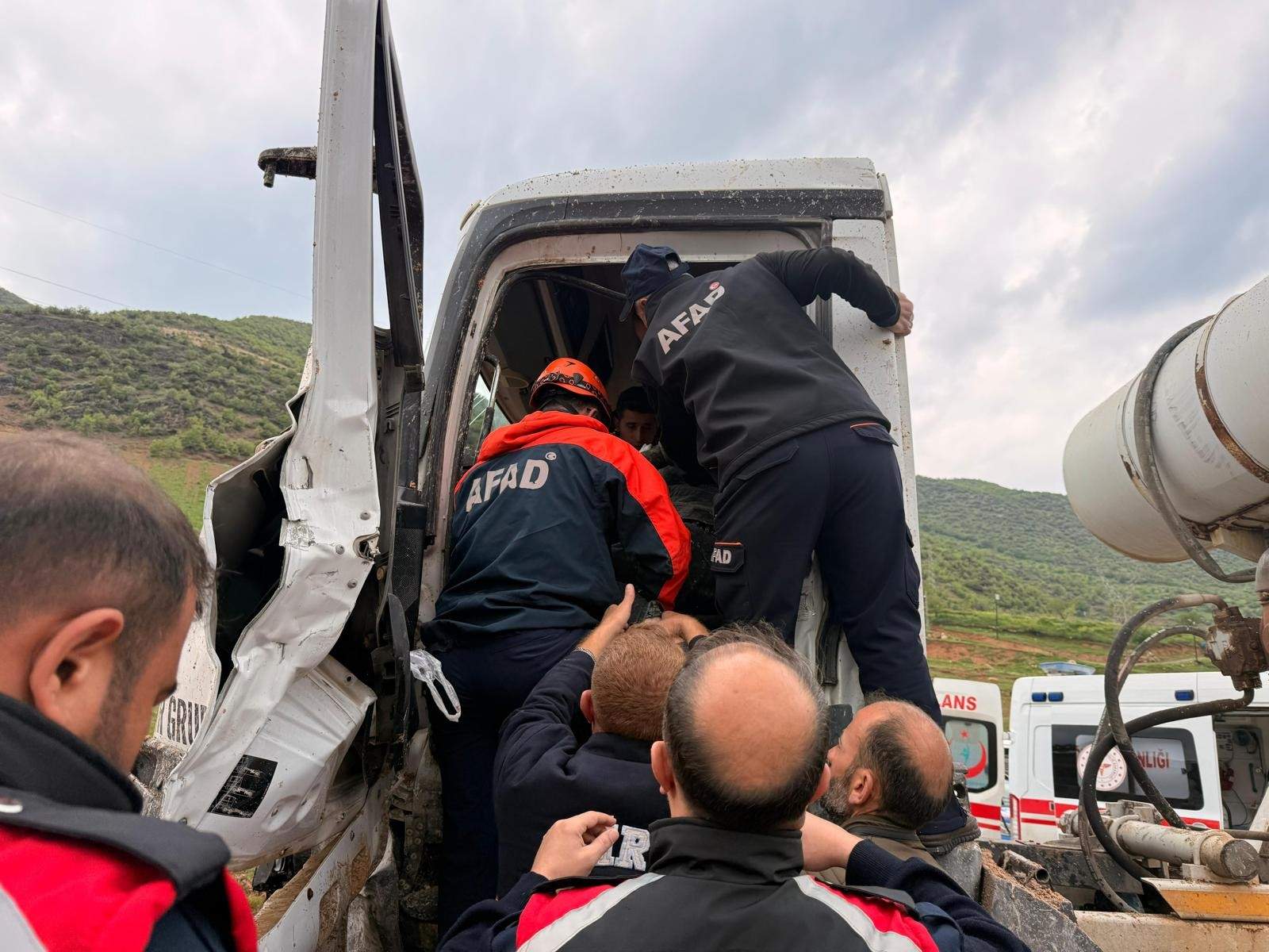 Siirt'te bariyere çarpan beton mikseri sürücüsü ağır yaralandı