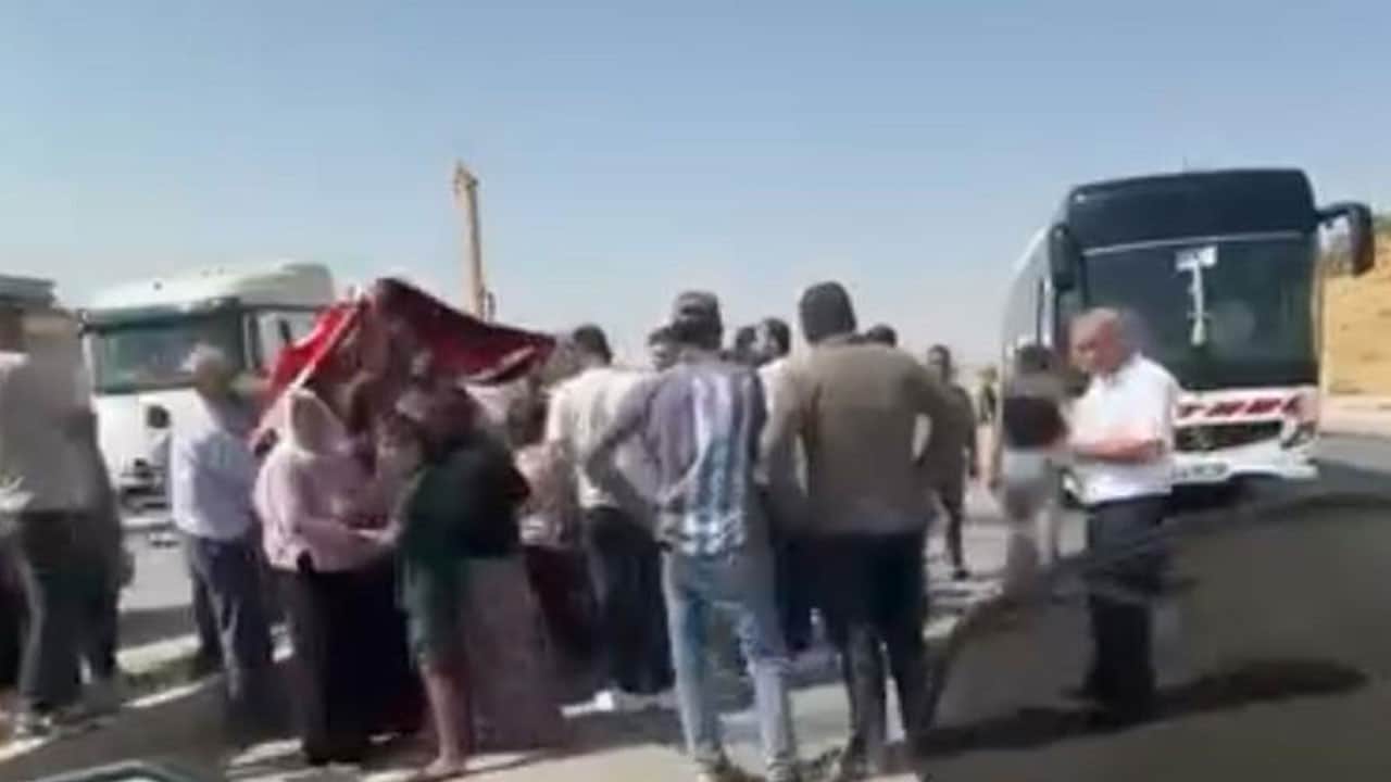 Siirt’te korkutan kaza: Yolun karşısına geçmek isteyen çocuğa otobüs çarptı