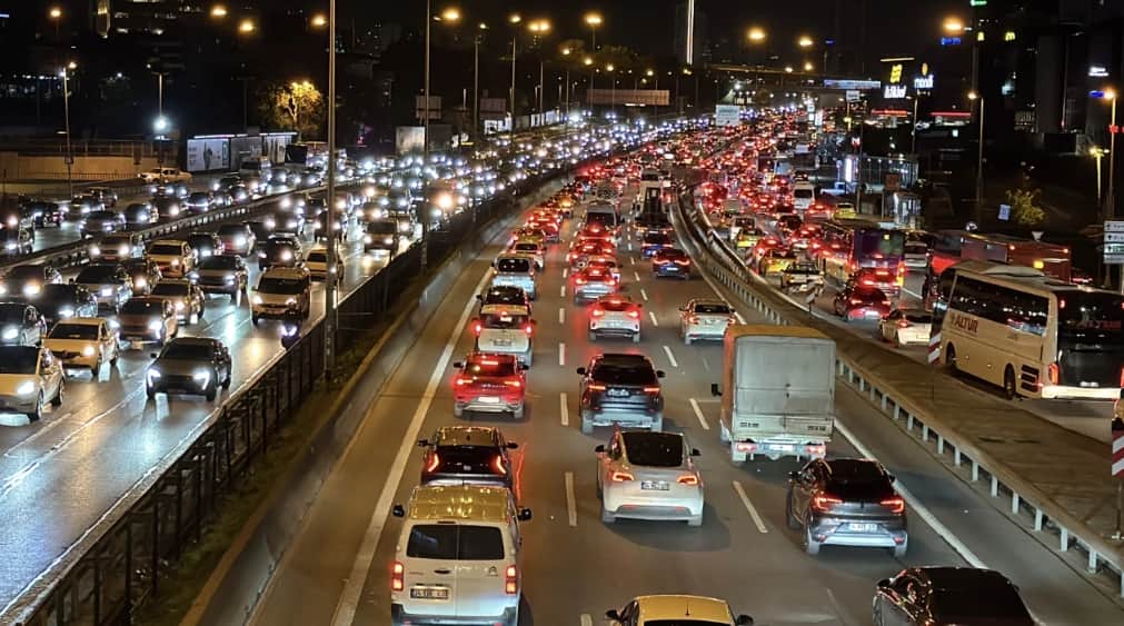 Sıkışıklık yüzde 90’a çıktı! İstanbul'da trafik durdu