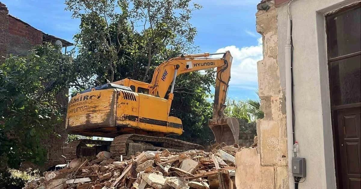 Sinop'ta kale surları çevresindeki 4 'kalekondu'nun yıkımına başlandı