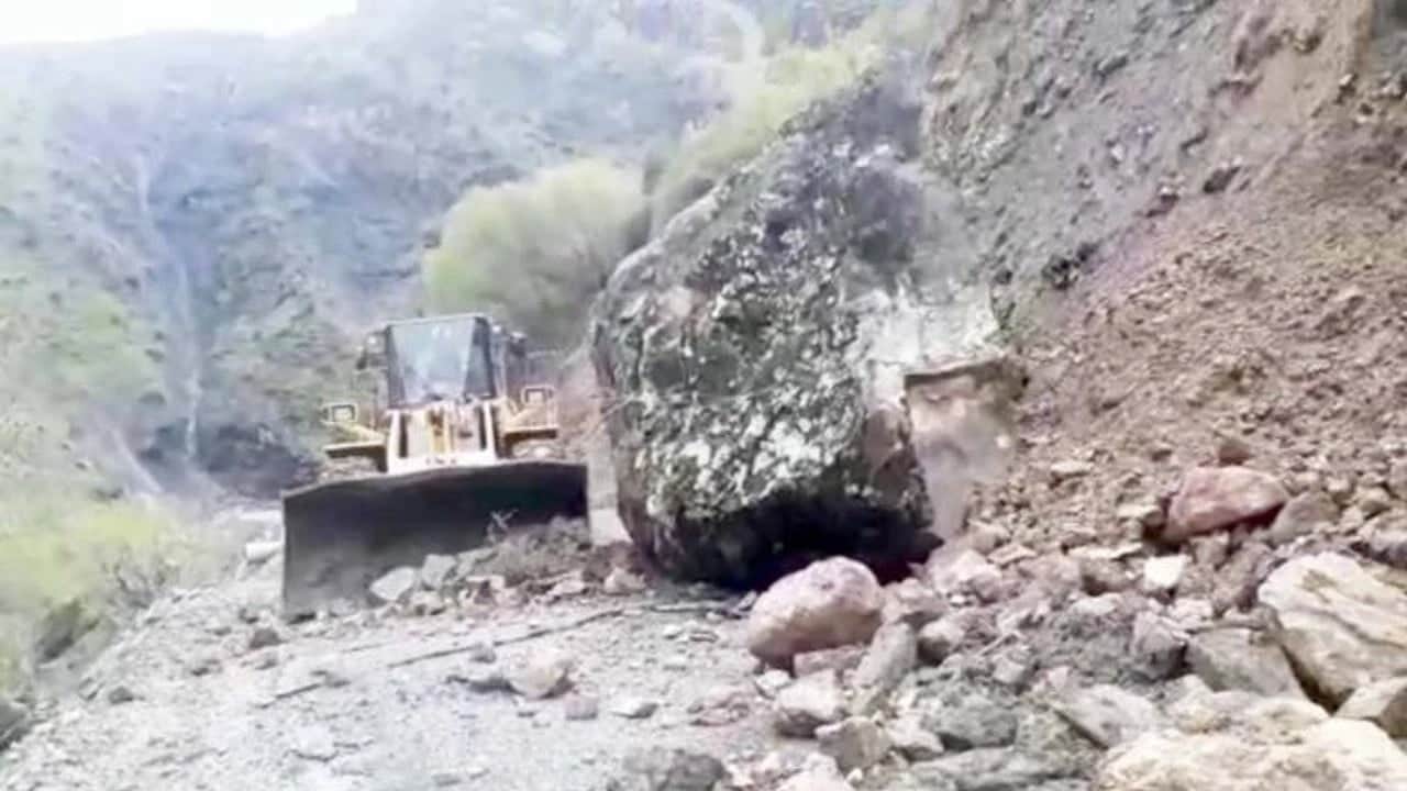 Şırnak'ta dev kaya parçası yolu yuttu! Beytüşşebap'ta ulaşım tamamen durdu