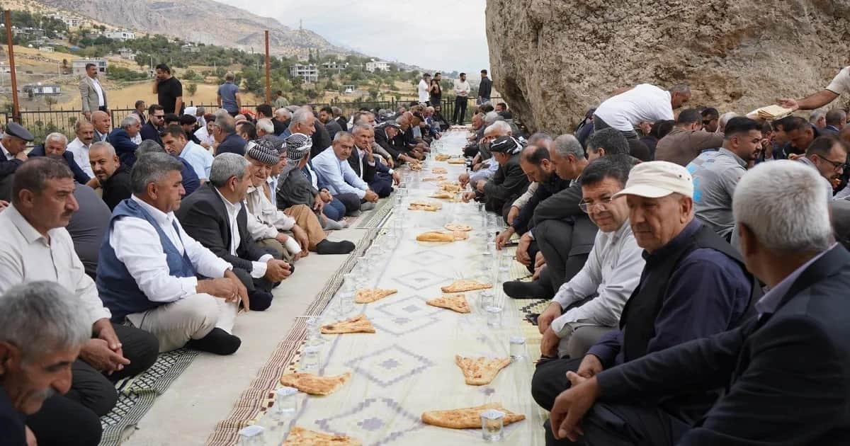 Şırnak'ta yaklaşık 3 asırlık mezarlık ziyareti geleneğinde yaklaşık 5 bin kişi buluştu