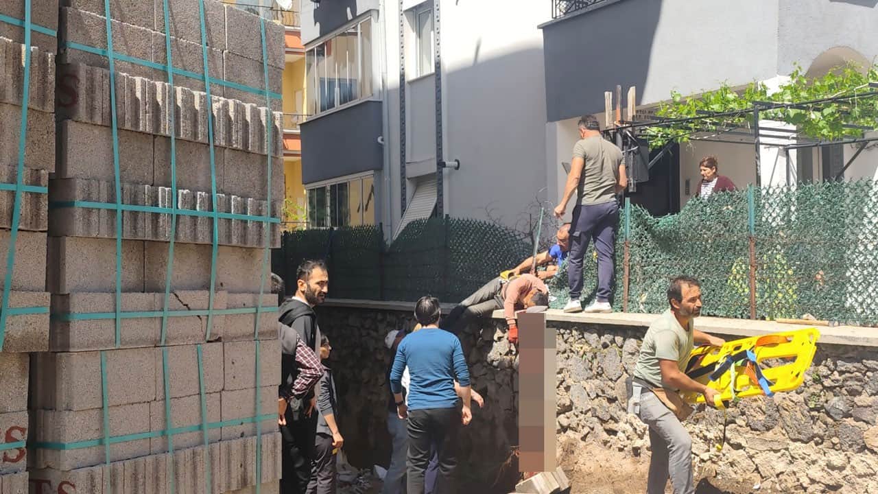 Sırtına saplanan demirle hastaneye kaldırıldı! Çatı katında çalışırken korkulukların üzerine düştü