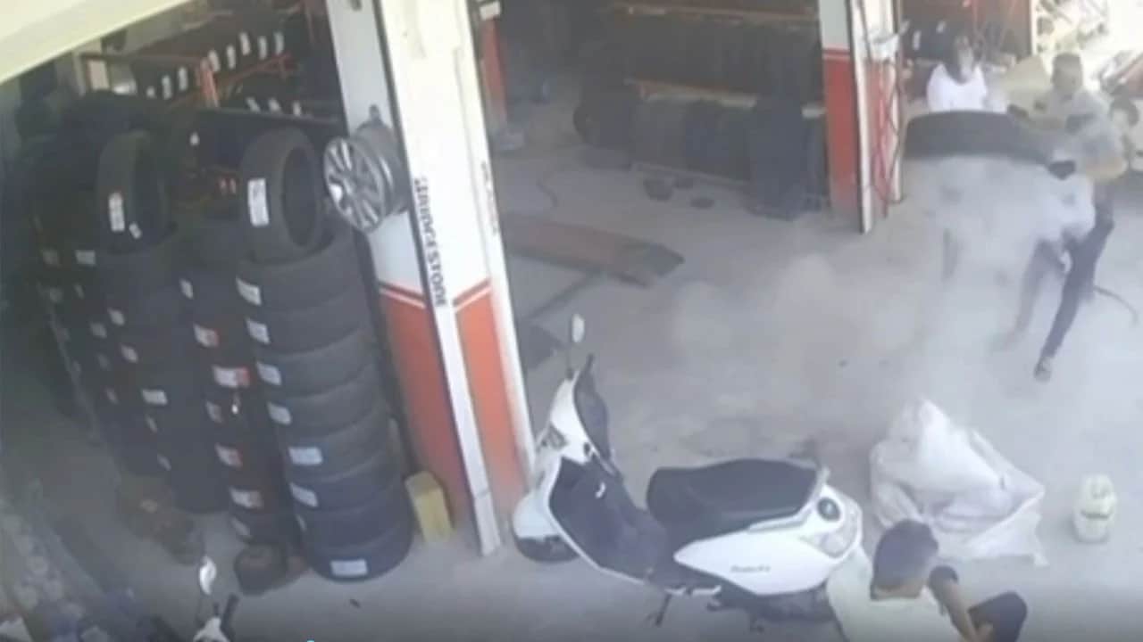 Şişirdiği lastik işçinin kafasında patladı