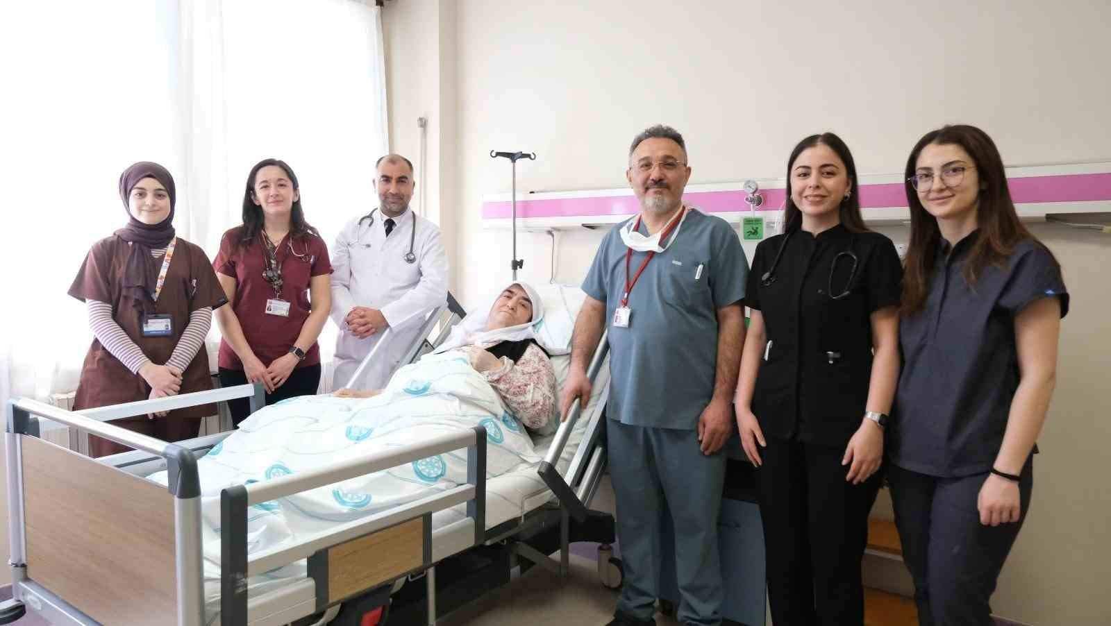Sivas’ta hastanın göğüs duvarındaki 8 kiloluk tümör başarıyla çıkarıldı