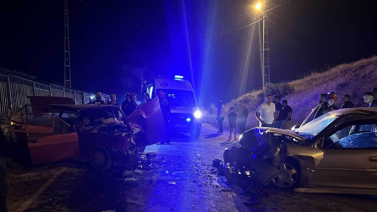 Sivas’ta iki otomobil çarpıştı! 6 kişi yaralandı