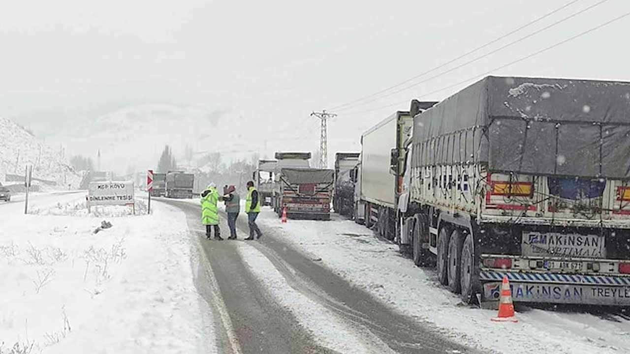Sivas’ta kar kabusu geri döndü! Tipi bir anda yolları felç etti