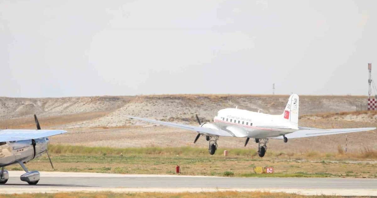Sivrihisar'da 11. kez düzenlenen SHG Airshow'da tarihi uçak replikaları uçtu