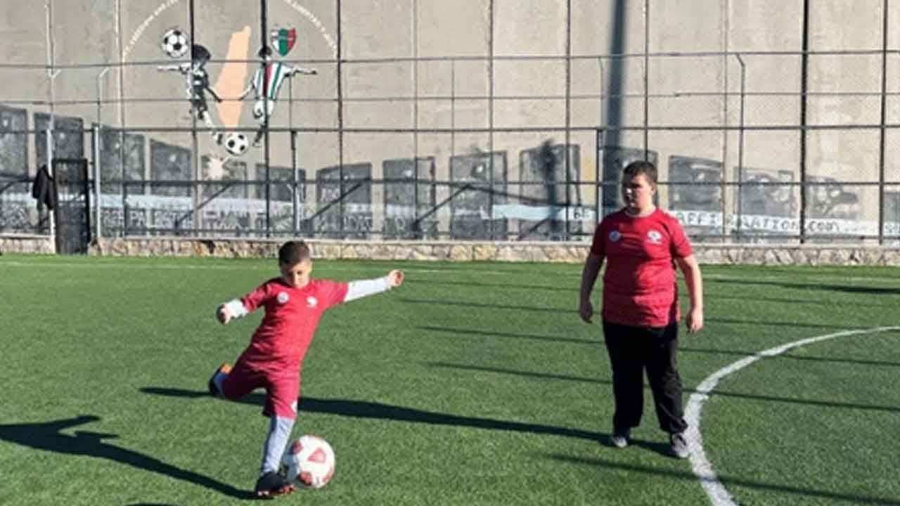 Siyonist işgalciler bu kez çocukların neşesini hedef aldı! Batı Şeria'da futbol sahasını basan gaspçılar minik yüreklere korku saldı!