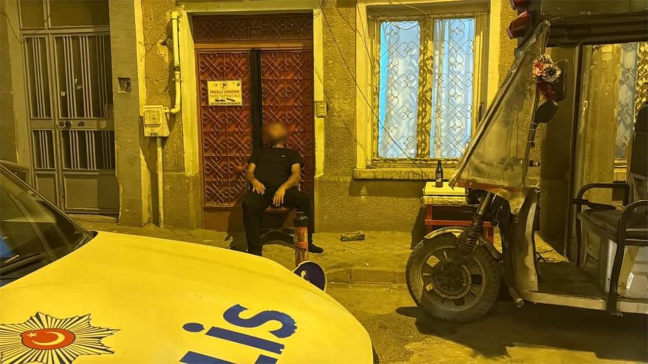 Sokakta sandalye üzerinde sızan sarhoş mahalleyi ayağa kaldırdı